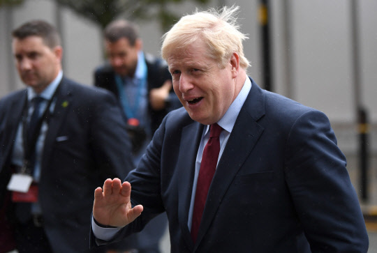 보리스 존슨 영국 총리가 집권 보수당 연례 전당대회가 사흘째 열리고 있는 1일(현지시간) 맨체스터에서 인터뷰를 마친 뒤 떠나고 있다. 존슨 총리는 이날 공영 BBC 라디오 프로그램에 출연해 브렉시트(Brexit) 이후 영국 영토인 북아일랜드와 유럽연합(EU) 회원국인 아일랜드 간 어떤 형태든지 간에 통관절차가 필요하다는 입장을 나타냈다.  EPA=연합뉴스